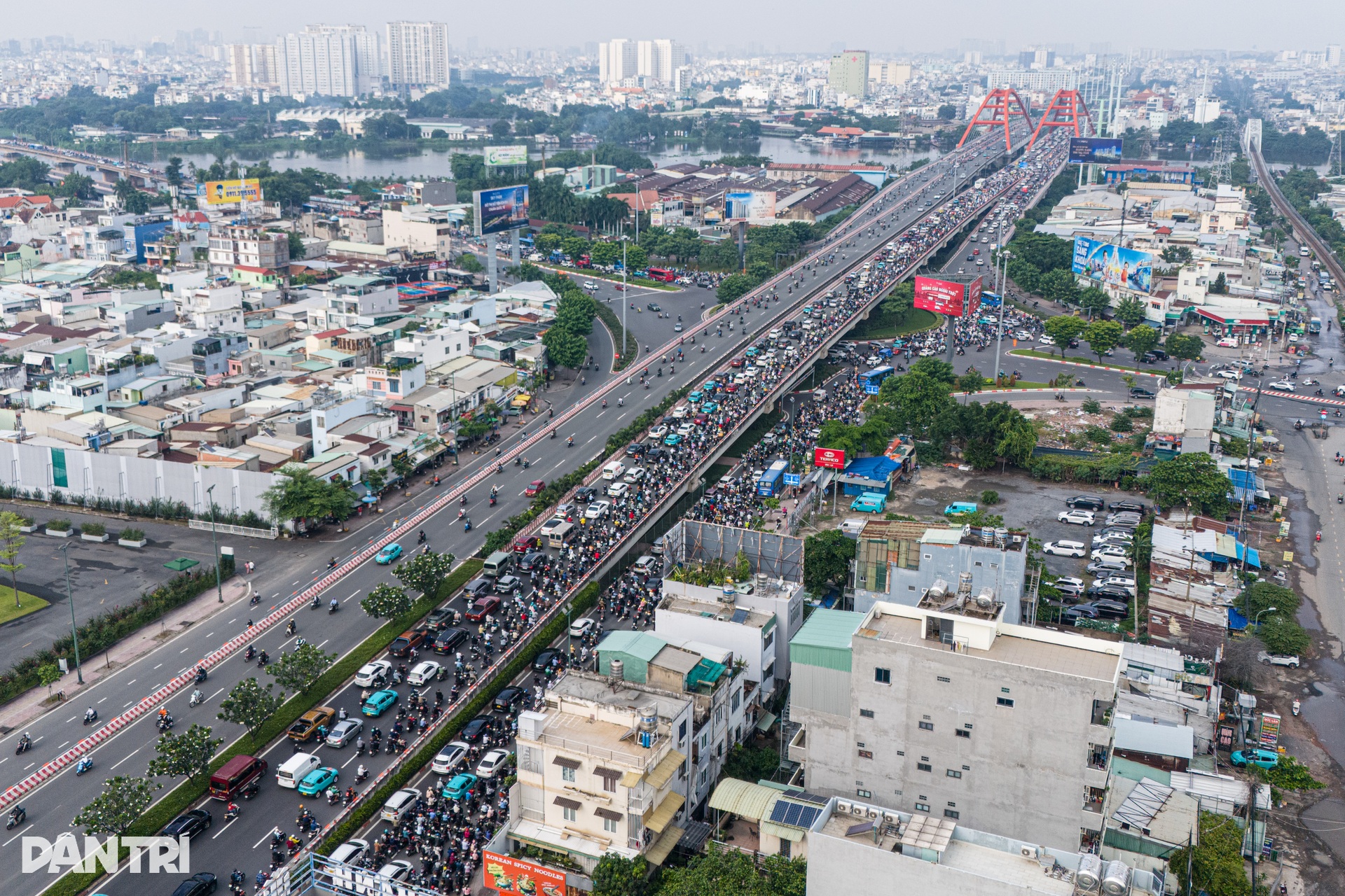Giao thông ùn ứ trong buổi sáng đầu tiên cấm ô tô qua cầu Bình Triệu 1 - 6 Giao thông ùn ứ trong buổi sáng đầu tiên cấm ô tô qua cầu Bình Triệu 1 - 6