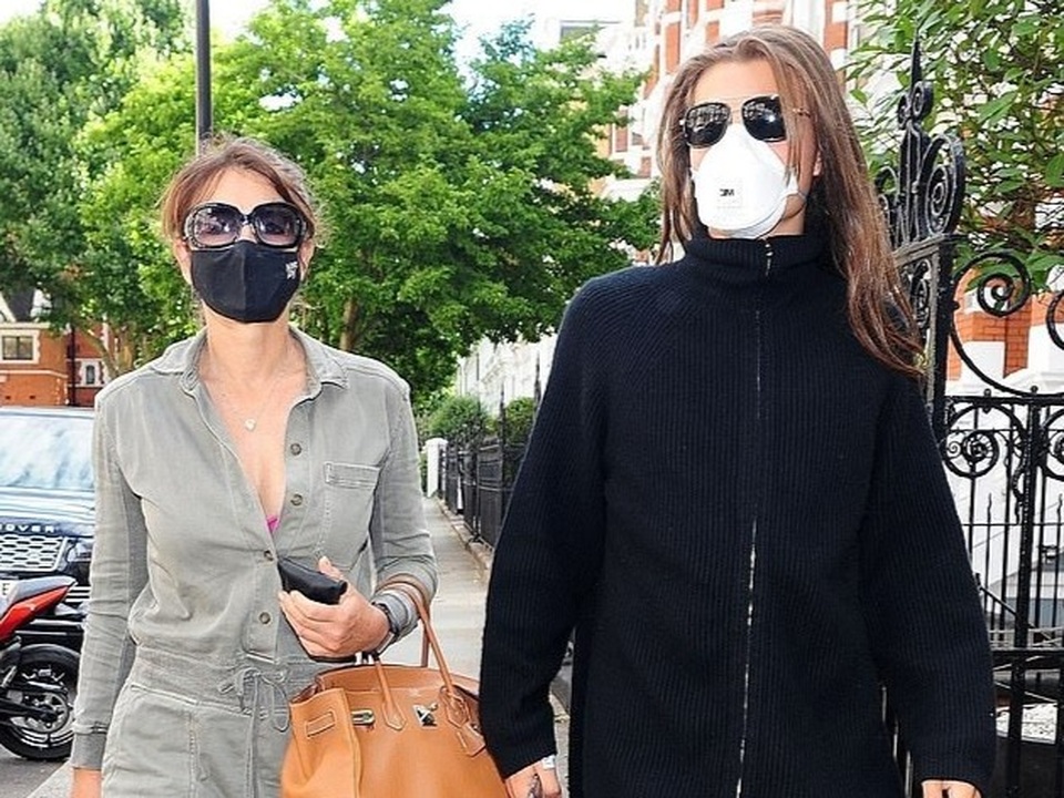 Sao U60 Elizabeth Hurley siêu trẻ khi ra phố cùng con trai - 3 Sao U60 Elizabeth Hurley siêu trẻ khi ra phố cùng con trai - 3
