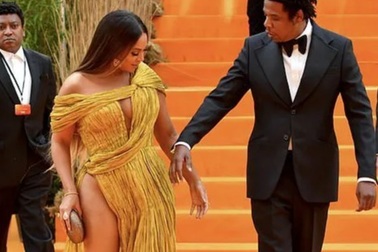 Beyonce diện váy xẻ táo bạo