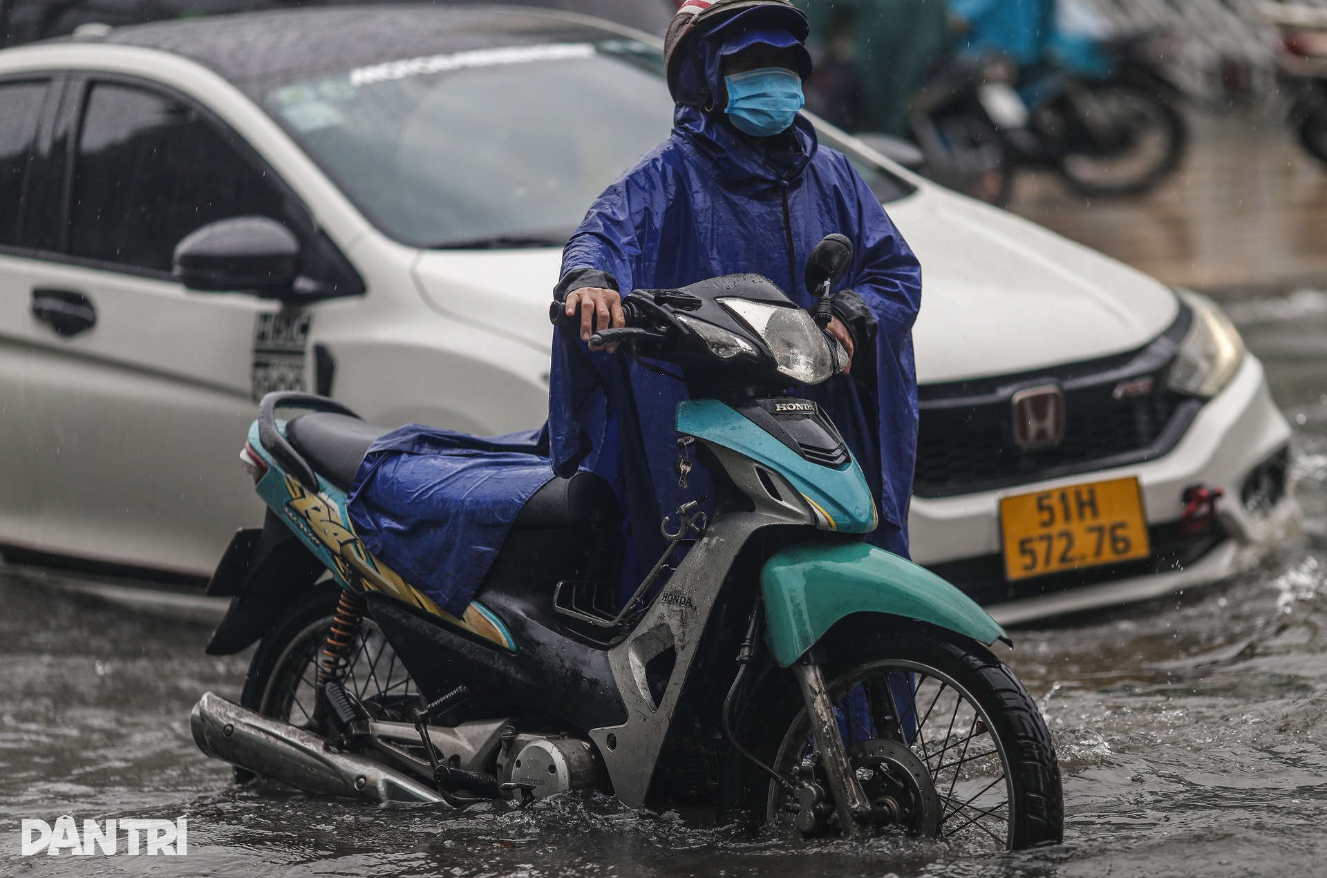 Người dân hì hục vớt rác dưới cống vì đường ngập sâu ở TP Thủ Đức - 6 Người dân hì hục vớt rác dưới cống vì đường ngập sâu ở TP Thủ Đức - 6