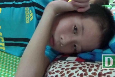 Cậu bé mồ côi nguy cơ bị liệt hai chân do mẹ quá nghèo