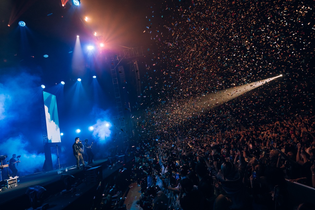 6000 khán giả đội mưa thăng hoa cùng Chillies trong đêm nhạc  tại Hà Nội - 4