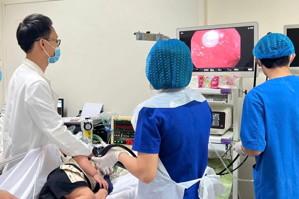 Gắp đồng xu từ dạ dày bé trai 2 tuổi - 1 Gắp đồng xu từ dạ dày bé trai 2 tuổi - 1