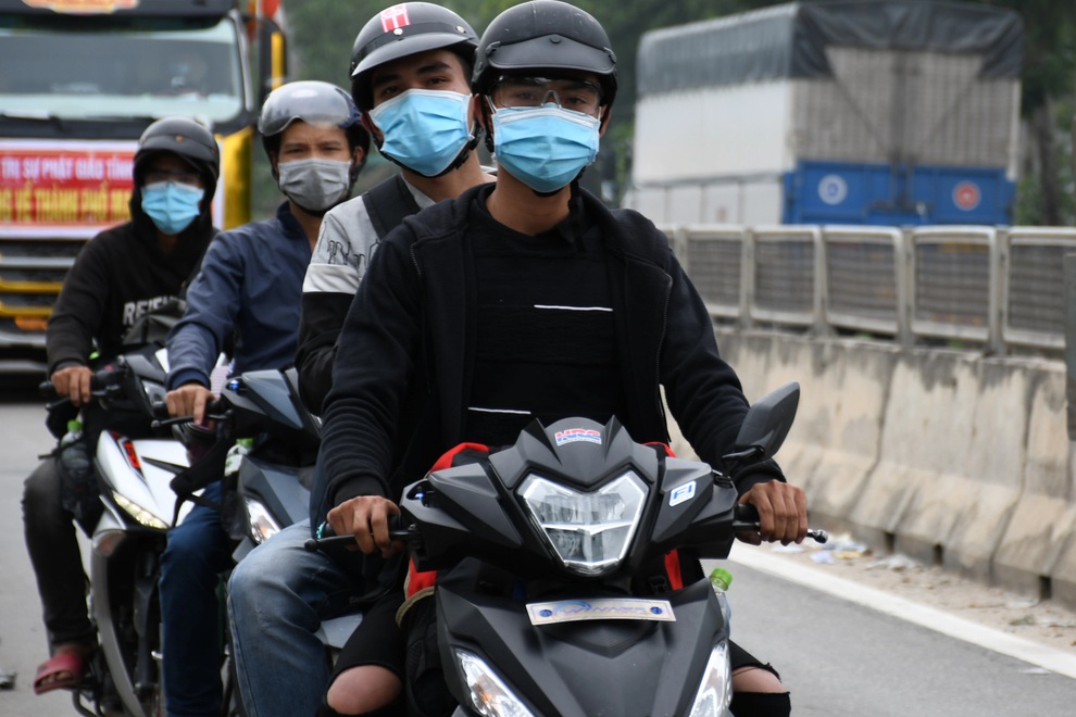 CSGT phun nước tưới hàng nghìn xe máy của người dân về từ phía Nam - 1 CSGT phun nước tưới hàng nghìn xe máy của người dân về từ phía Nam - 1