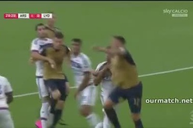 Arsenal “chơi tennis” với Lyon