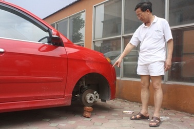 Xế hộp bị “vặt” 2 bánh trong sân chung cư