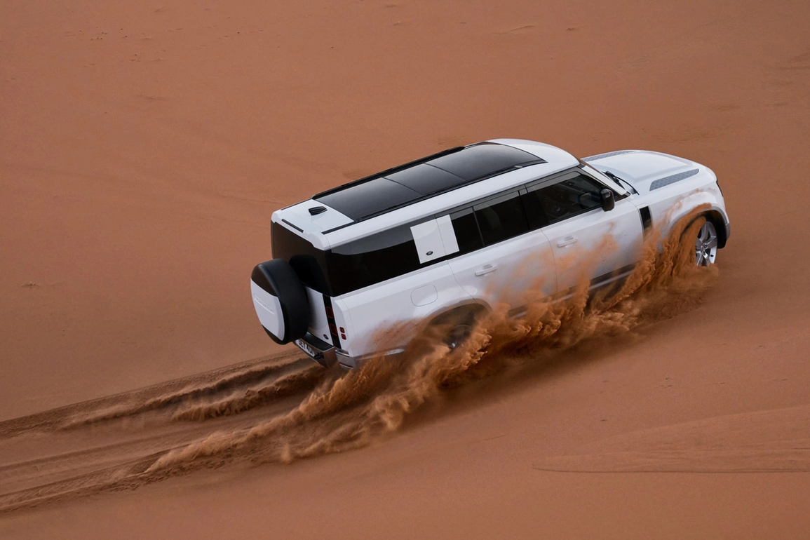 Land Rover Defender 130 mới siêu dài, thiết kế 8 chỗ ngồi - 16 Land Rover Defender 130 mới siêu dài, thiết kế 8 chỗ ngồi - 16