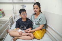 Mẹ ôm bụng bầu 7 tháng chăm con trai mắc bệnh hiểm nghèo