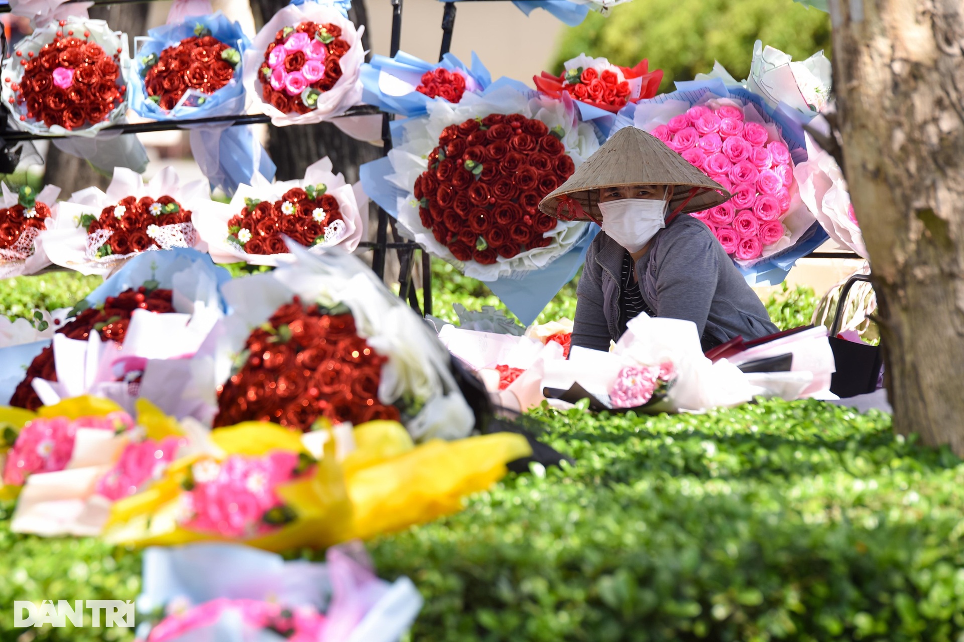 Tiểu thương khóc ròng vì hoa ế trong ngày lễ Tình nhân - 1