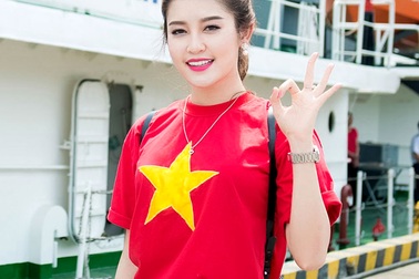 Á hậu Huyền My mặc áo cờ đỏ sao vàng giao lưu với cảnh sát biển
