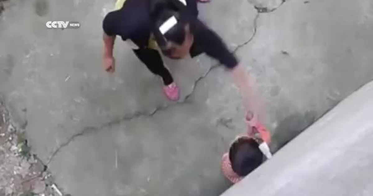 Video: Bà mẹ đánh con ruột dã man gây phẫn nộ | Báo Dân trí