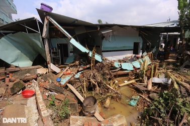 Nhà mới xây đổ nát tan hoang sau trận mưa ngập lịch sử