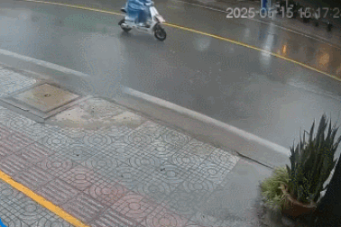 Nổi bật tuần qua: Cô gái gặp nạn vì kiểu chạy xe như chỗ không người