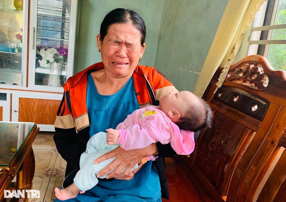 Xót xa chồng tay ôm tro cốt vợ, tay bế con gái sinh non khóc ngất đòi sữa - 3 Xót xa chồng tay ôm tro cốt vợ, tay bế con gái sinh non khóc ngất đòi sữa - 3