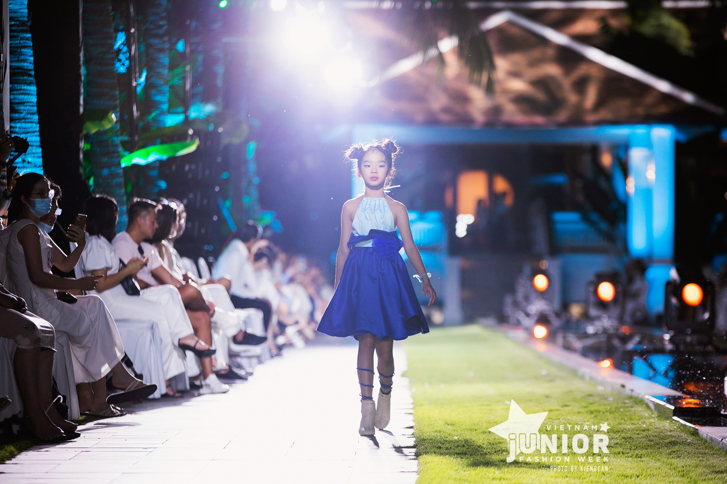 Con gái Xuân Lan tự tin trình diễn thời trang - 2