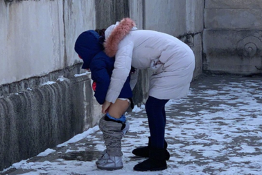 Khách Trung Quốc cho con đi tiểu bậy ở giữa Tử Cấm Thành