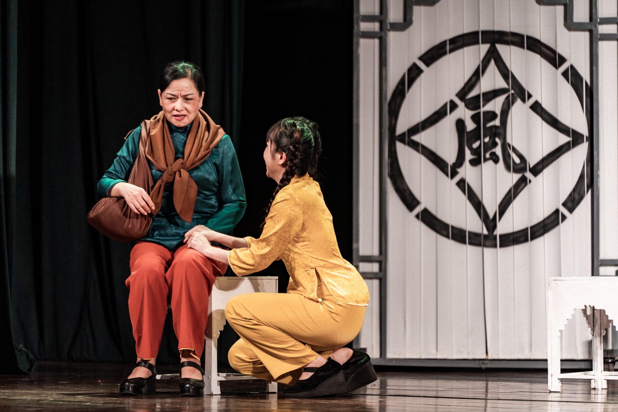 Artystka ludowa Thu Que występuje emocjonalnie w sztuce wystawianej w ramach konkursu scenicznego w Chinach - 2 NSND Thu Quế diễn xúc động trong vở kịch dự thi sân khấu ở Trung Quốc - 2