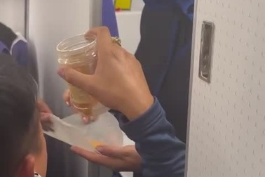 Nữ tiếp viên trưởng trên chuyến bay Ấn Độ về Việt Nam ăn bánh tráng