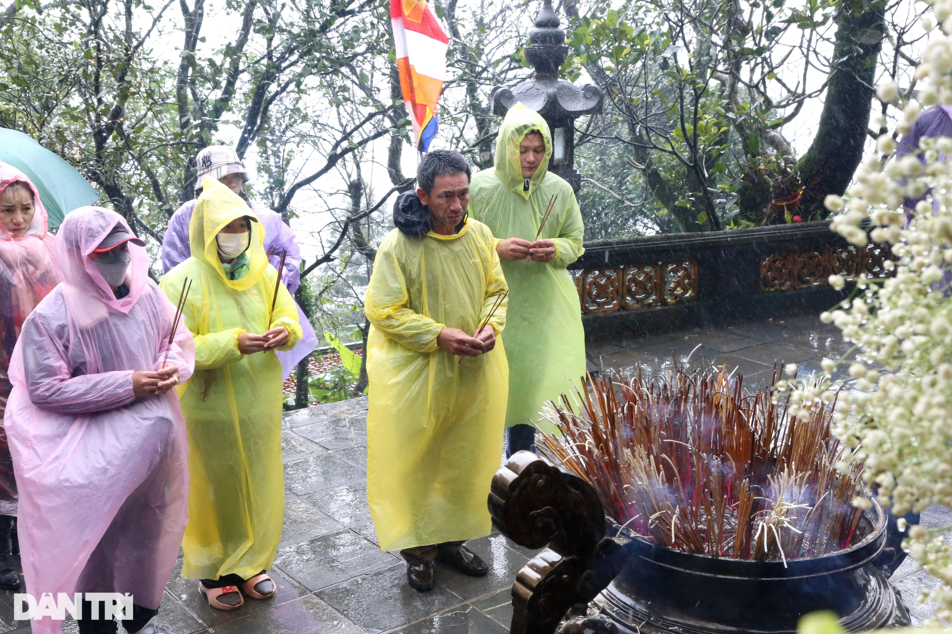 Du khách đội mưa lên ngôi chùa ở đỉnh đẹp nhất trong số 99 đỉnh núi Hồng - 12 Du khách đội mưa lên ngôi chùa ở đỉnh đẹp nhất trong số 99 đỉnh núi Hồng - 12