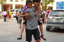 Hơn 100 học sinh nhập viện sau bữa trưa tại trường