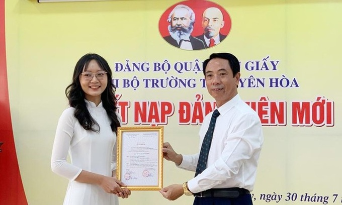 Chủ tịch HĐND quận Cầu Giấy TP Hà Nội -  ông Nguyễn Văn Chiến trao Quyết định kết nạp đảng viên cho học sinh Võ Thị Hoàng An.