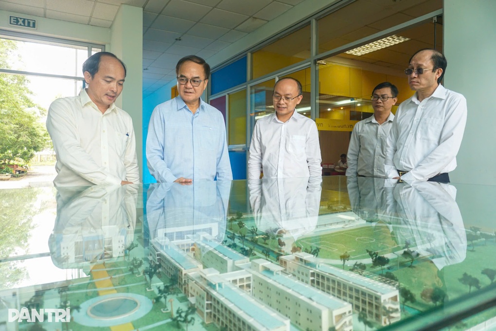 Thứ trưởng Bộ Nội vụ trực tiếp giám sát kỳ thi tiếng Hàn tại Đà Nẵng - 3 Thứ trưởng Bộ Nội vụ trực tiếp giám sát kỳ thi tiếng Hàn tại Đà Nẵng - 3