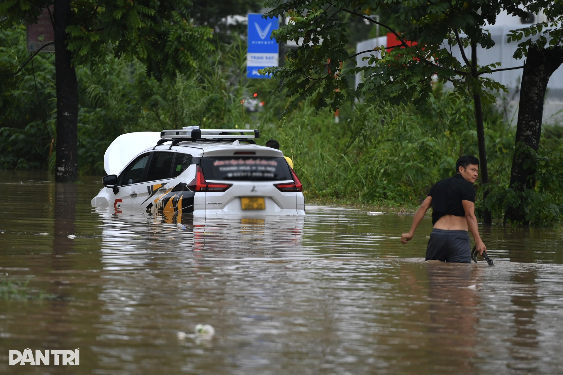 Nhiều đường Hà Nội ngập sâu, người dân lắp máy bơm, đắp bao cát chống ngập - 20 Nhiều đường Hà Nội ngập sâu, người dân lắp máy bơm, đắp bao cát chống ngập - 20