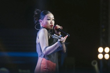 Nữ rapper cá tính khiến Rhymastic và Trấn Thành "lộ" bản chất... sợ vợ