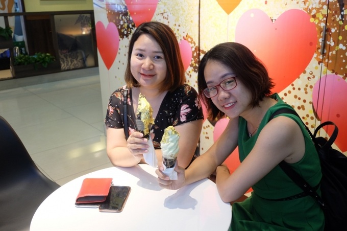 Chủ tiệm nói gì về kem dát vàng 24k sang chảnh đang gây “sốt” ở Hà Nội? - Ảnh 6. Chủ tiệm nói gì về kem dát vàng 24k sang chảnh đang gây “sốt” ở Hà Nội? - Ảnh 6.