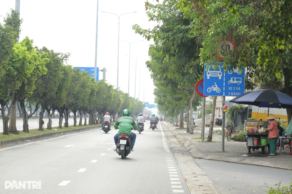 Nhan nhản biển báo núp lùm ở TPHCM gây khó cho tài xế - 3 Nhan nhản biển báo núp lùm ở TPHCM gây khó cho tài xế - 3