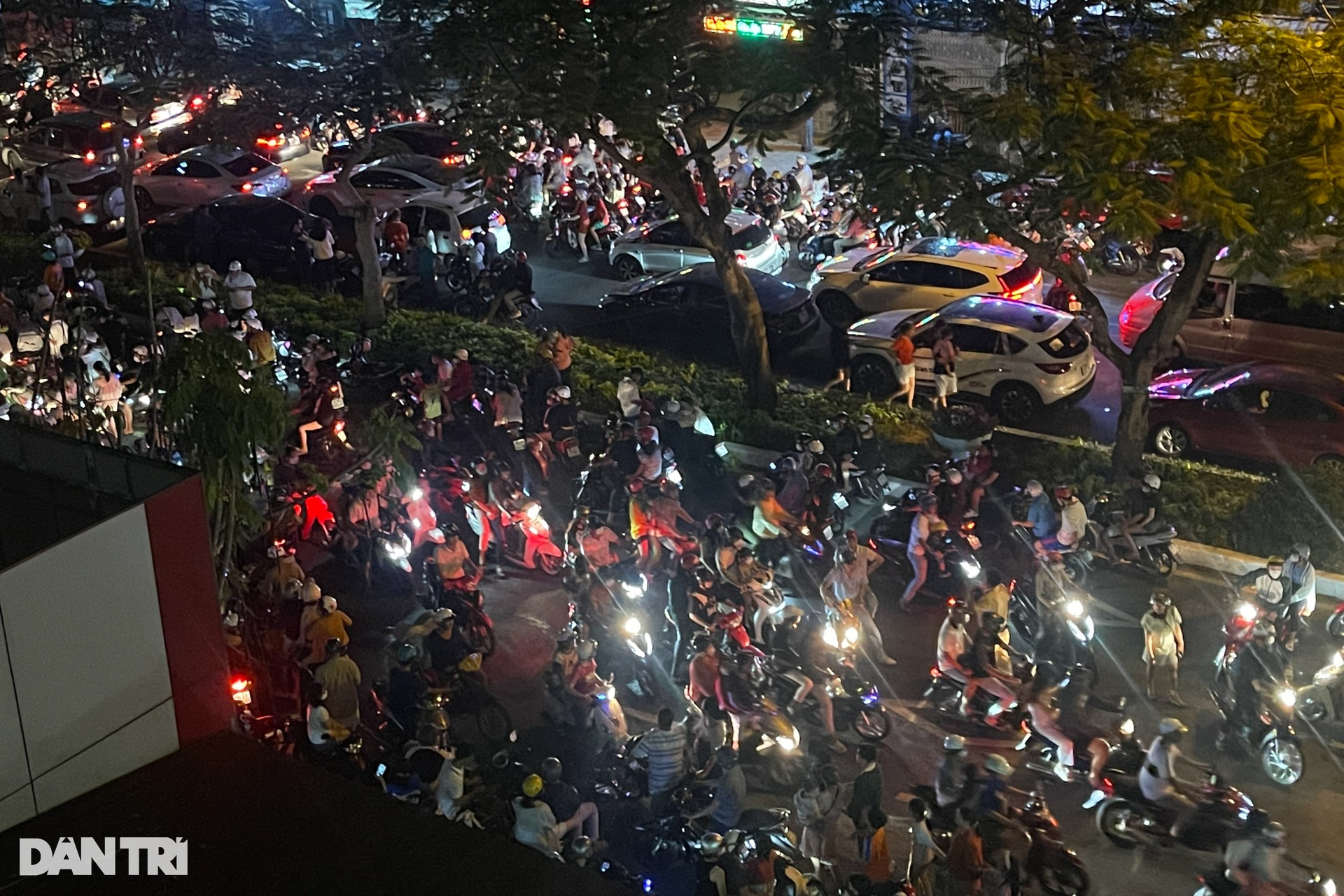Nhiều tuyến đường kẹt xe trước giờ đón năm mới 2024 - 15 Nhiều tuyến đường kẹt xe trước giờ đón năm mới 2024 - 15