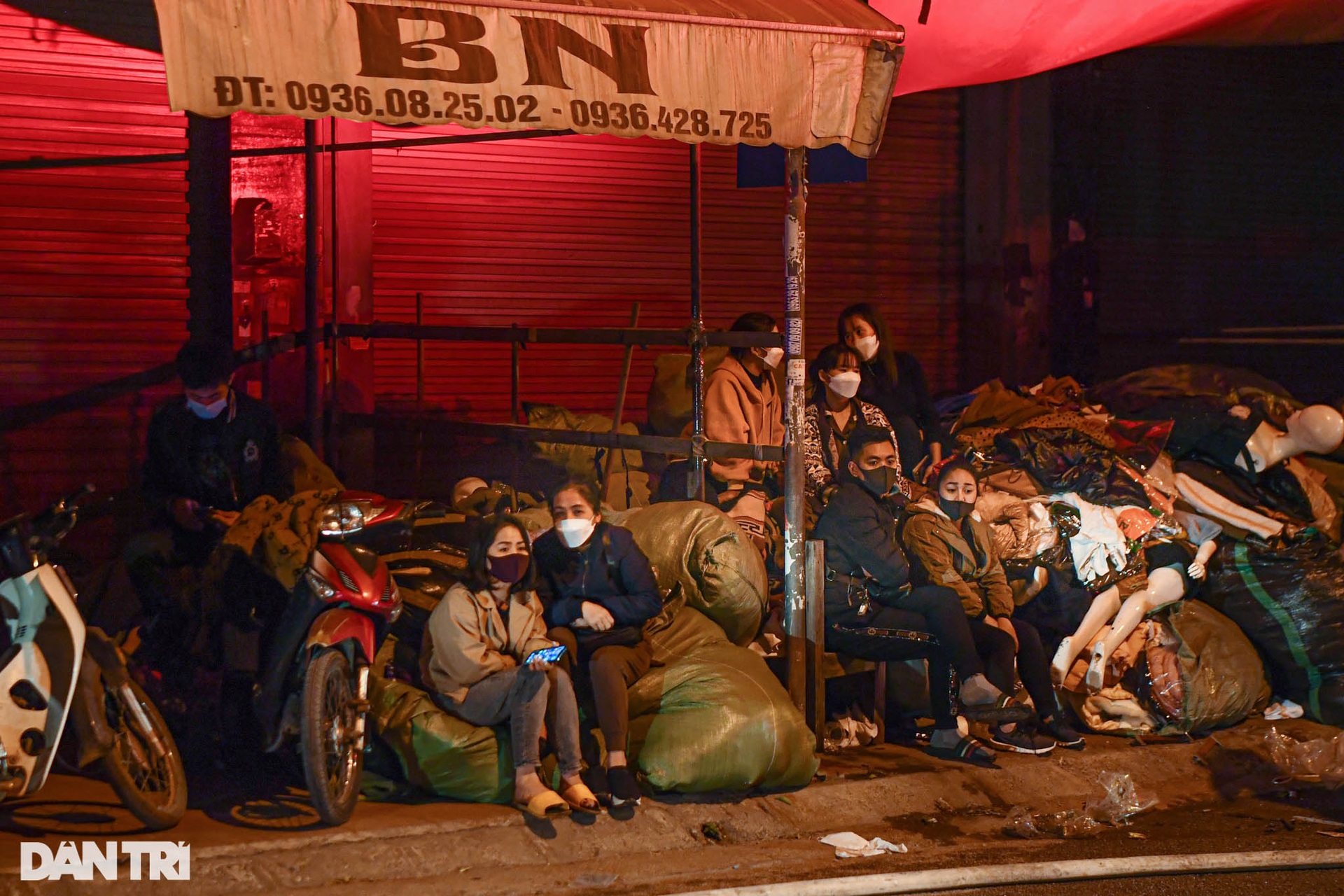 Hiện trường vụ cháy gần chợ Ninh Hiệp, nhiều tấn hàng Tết đã hóa thành tro - 7