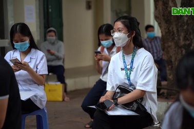 Hà Nội: Dân xếp hàng chờ kết quả, công an phường gấp rút cấp giấy đi đường