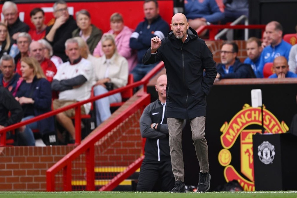 Thái độ lạ của HLV Ten Hag khi Man Utd phơi áo ở Old Trafford - 1 Thái độ lạ của HLV Ten Hag khi Man Utd phơi áo ở Old Trafford - 1