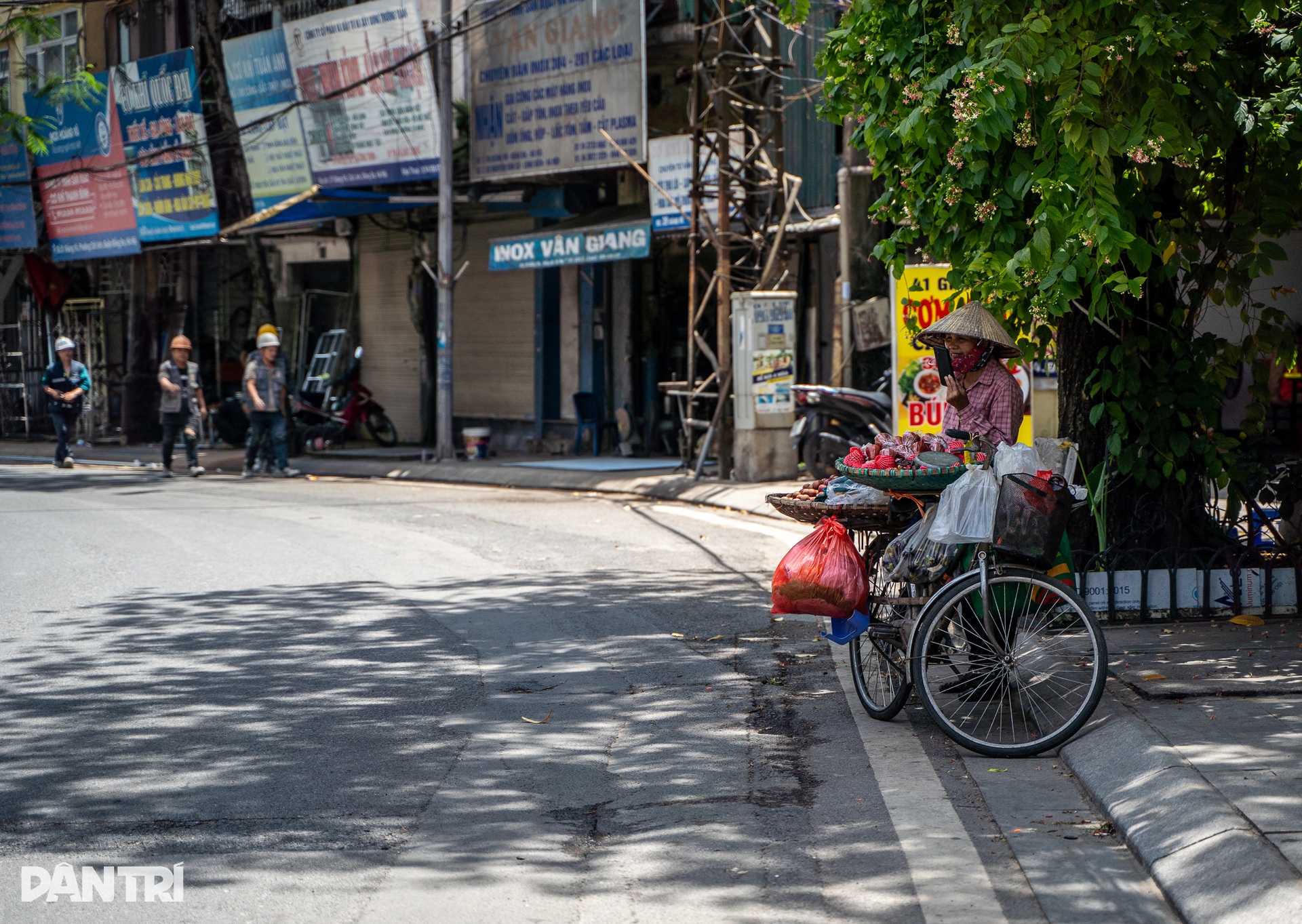 Hà Nội: Người lao động oằn mình mưu sinh dưới cái nắng như thiêu đốt - 2 Hà Nội: Người lao động oằn mình mưu sinh dưới cái nắng như thiêu đốt - 2