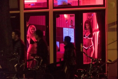 Khách Việt "đỏ mặt" trải nghiệm phố đèn đỏ nổi tiếng Amsterdam