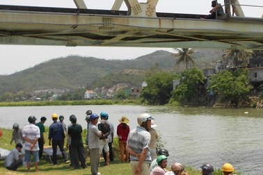 Cụ ông gặp nạn khi chở bao tải nặng qua sông