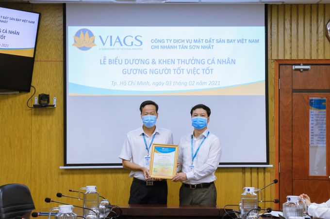 Nhân viên Vietnam Airlines phát hiện và trả lại gần 260 triệu đồng cho hành khách để quên trên máy bay - Ảnh 1.