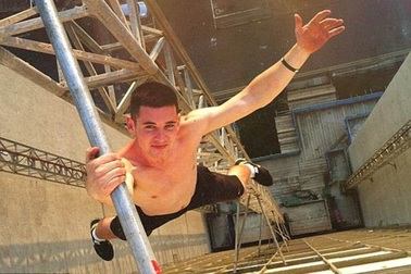 "Sởn da gà" với những du khách thích "đùa giỡn với tử thần"