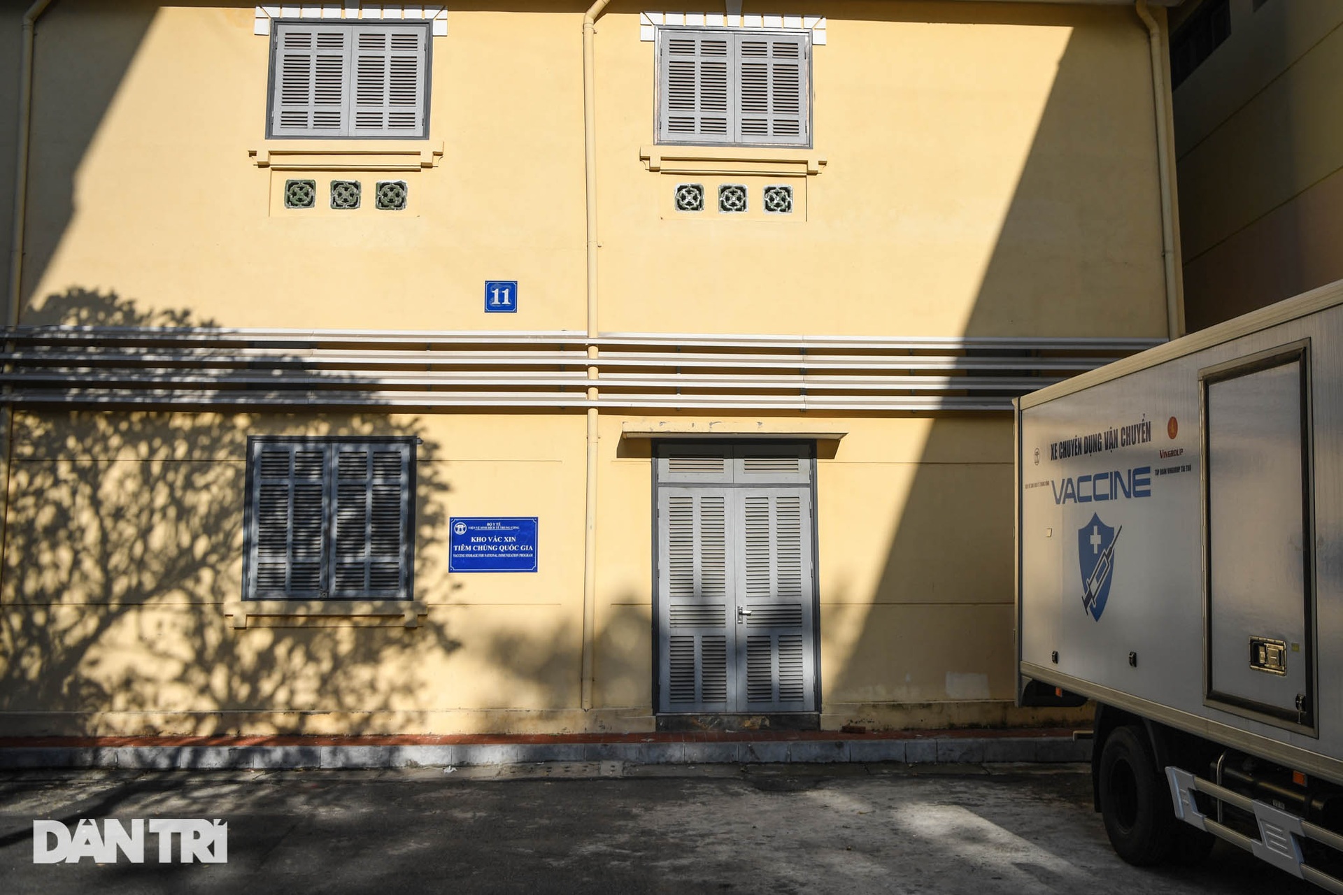 Bộ Y tế tiếp nhận 77 tủ lạnh âm sâu bảo quản vaccine Covid-19 từ Hoa Kỳ - 4 Bộ Y tế tiếp nhận 77 tủ lạnh âm sâu bảo quản vaccine Covid-19 từ Hoa Kỳ - 4