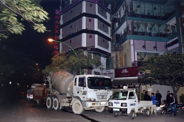  UBND phường Trúc Bạch bị "tố" cấm người dân thay cửa trái luật