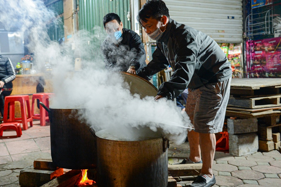 Người dân Hà Nội thức xuyên đêm luộc bánh chưng ở vỉa hè - 8 Người dân Hà Nội thức xuyên đêm luộc bánh chưng ở vỉa hè - 8