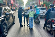 Dầu máy xe buýt loang dài gần 1km trên phố Hà Nội, nhiều người bị ngã