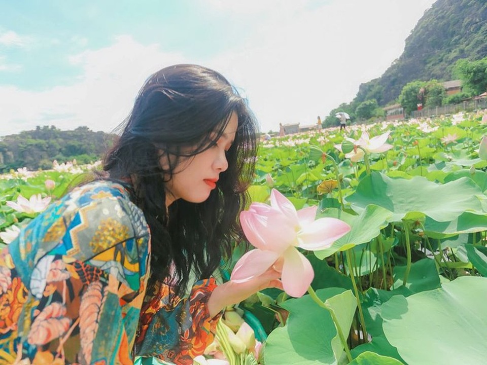 Phượng mọc giữa nhà gỗ, hồ sen nở rộ gây sốt ở “thánh địa sống ảo“ - 5 Phượng mọc giữa nhà gỗ, hồ sen nở rộ gây sốt ở “thánh địa sống ảo“ - 5