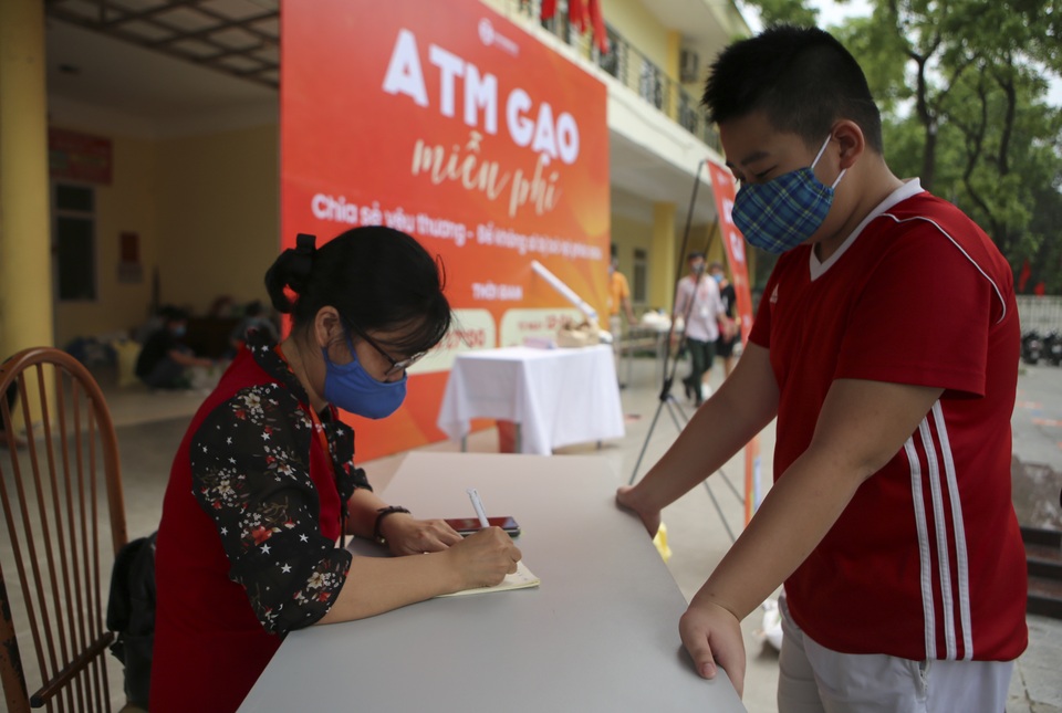 Người dân Hà Nội ùn ùn chở gạo tới góp sức ATM gạo - 4 Người dân Hà Nội ùn ùn chở gạo tới góp sức ATM gạo - 4