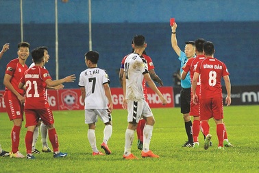 Trọng tài rút nhầm thẻ đỏ ở V-League bị treo còi