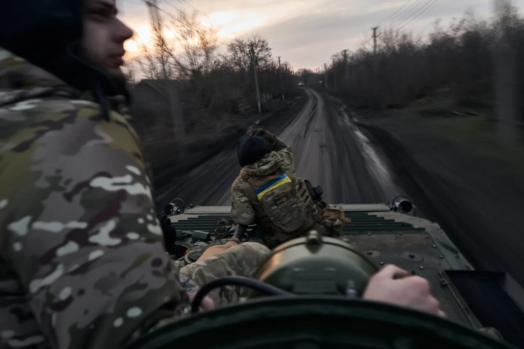 Nga giương cờ ở Avdiivka, Ukraine tuyệt vọng rút quân trên đường máu - 1