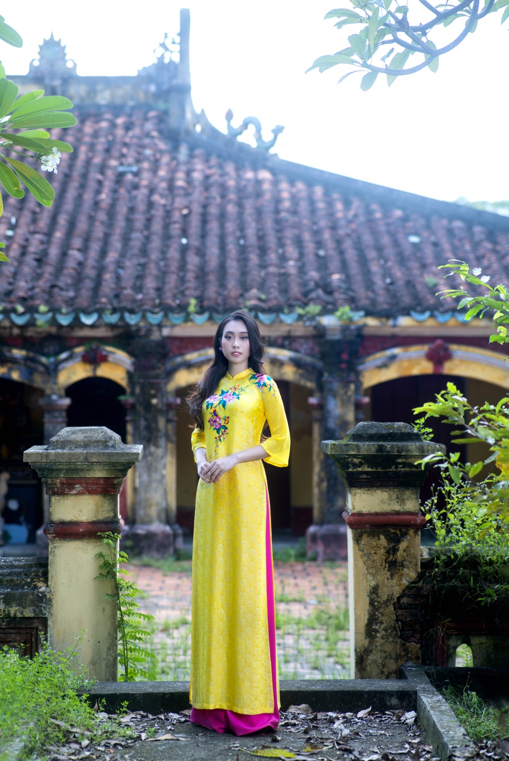 Hoa hậu Ban Mai khoe vẻ đẹp mong manh trong áo dài lụa Hà Đông - 1 Hoa hậu Ban Mai khoe vẻ đẹp mong manh trong áo dài lụa Hà Đông - 1