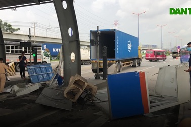 Hiện trường xe container quật ngã cabin trạm thu phí