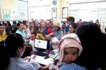 Xếp hàng từ 3 giờ sáng, con vẫn không được tiêm vắc xin 6 trong 1